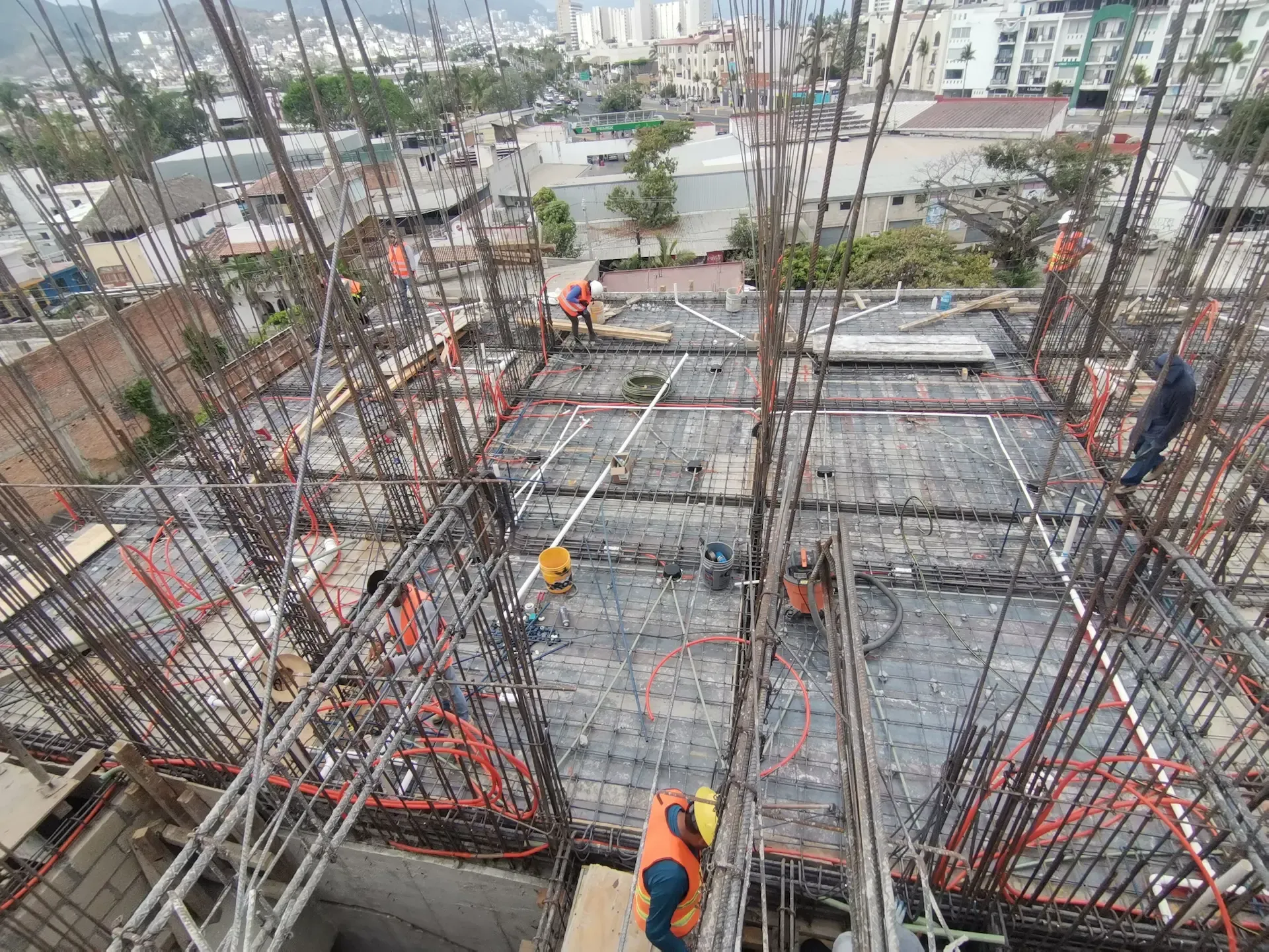 Construcción en obra negra con mangueras eléctricas visibles