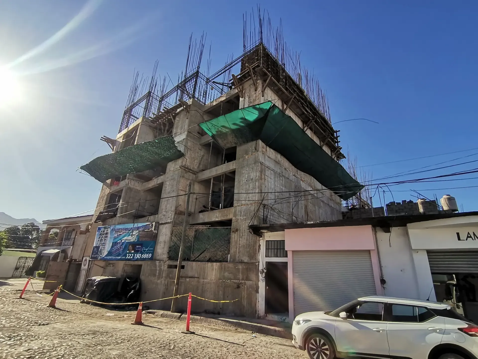 Estructura en obra negra de cuatro niveles en proceso