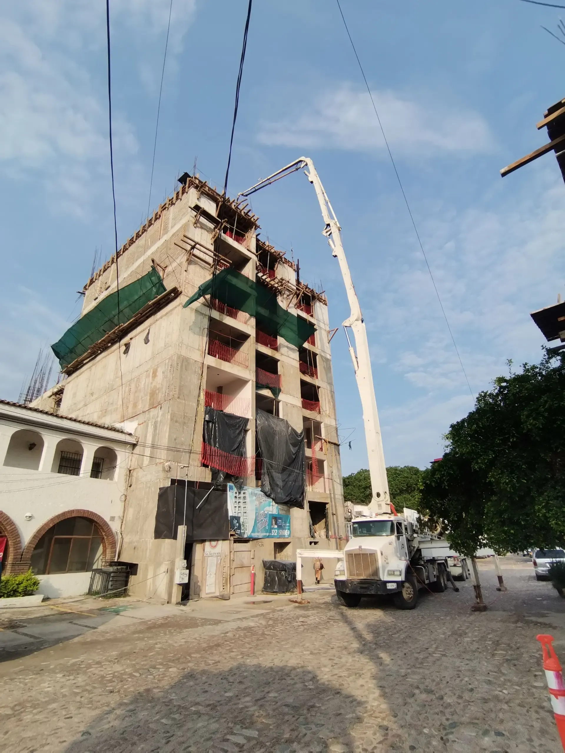 Vertido de concreto en nivel superior durante construcción