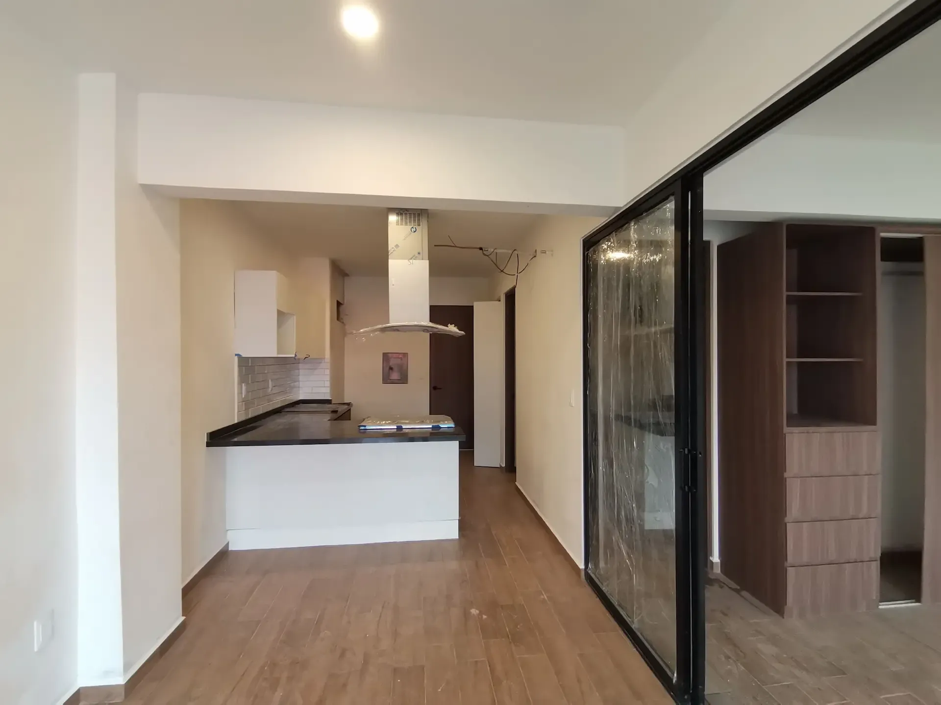 Detalles de carpintería y acabados finales en cocina