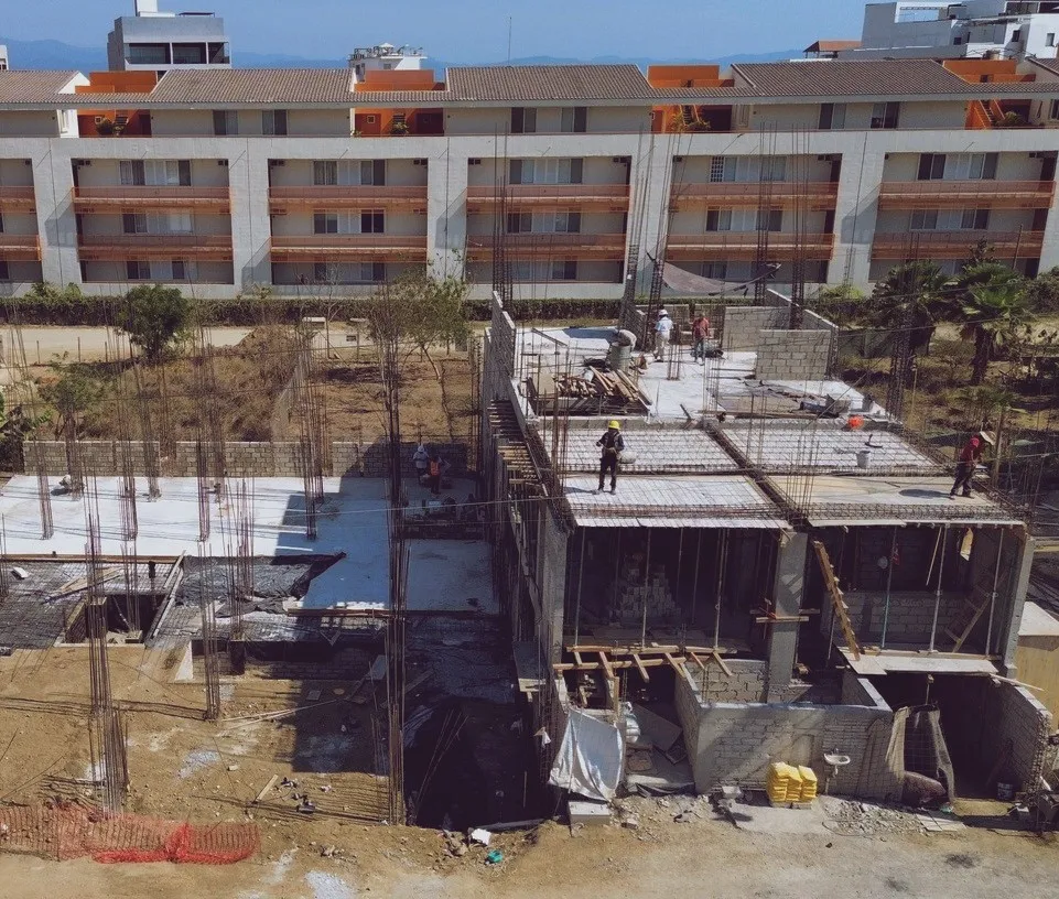 Sitio de construcción de alta gama en Puerto Vallarta por KIRE & NEMRAC B.C.