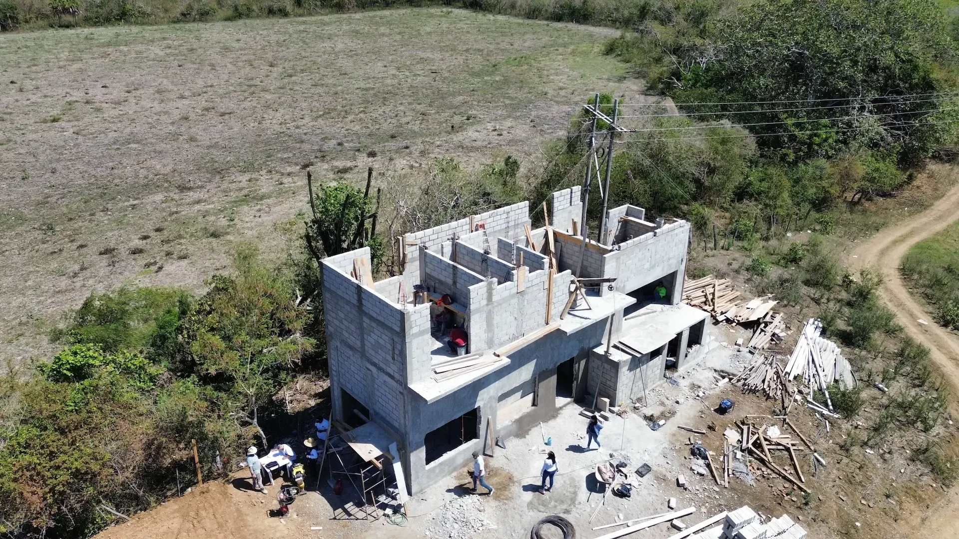 Vista aérea de construcción en obra negra, cimentación visible