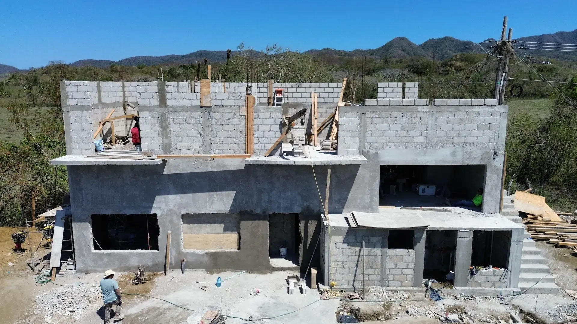 Construcción frontal en obra negra con enjarre parcial aplicado